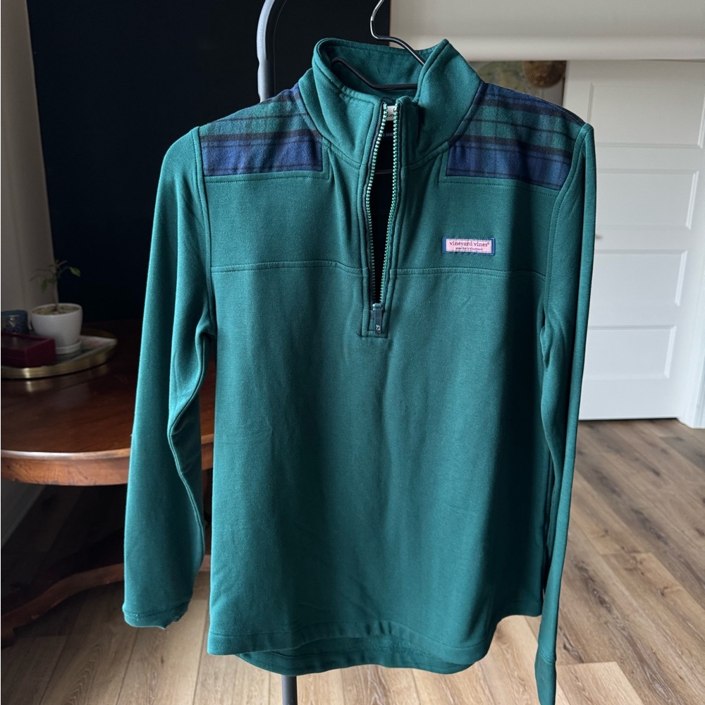 New vineyard vines sweatshirt.